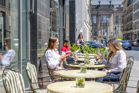 Serves lunch and dinner. Maritim proArte Hotel Berlin