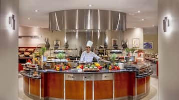 2 restaurantes; se sirven desayunos, comidas y cenas