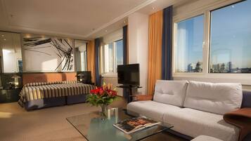 Peter-Kuckei-Suite | Hypo-allergenic bedding, in-room safe, desk, soundproofing