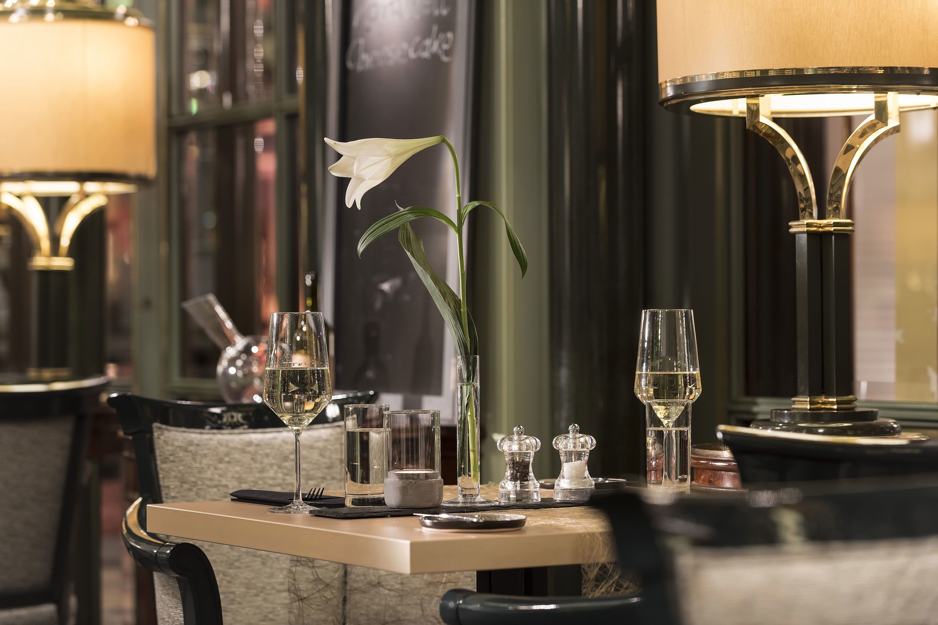 2 restaurants, breakfast, dinner, brunch served; regional cuisine