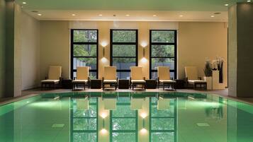Kolam renang indoor