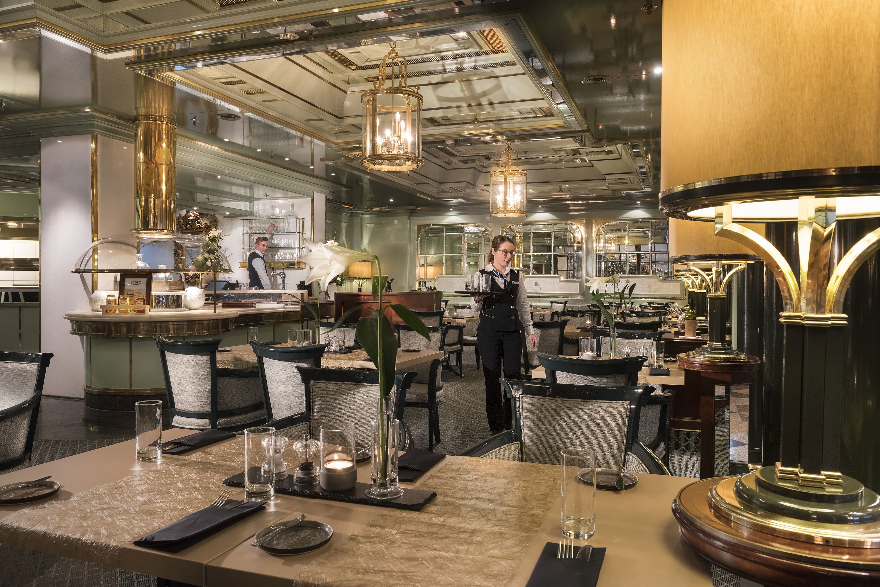 2 か所のレストラン、朝食、ディナー、ブランチに営業 (郷土料理)