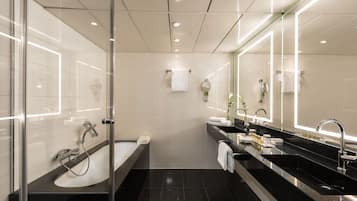 Duschwanne, kostenlose Toilettenartikel, Haartrockner, Bidet