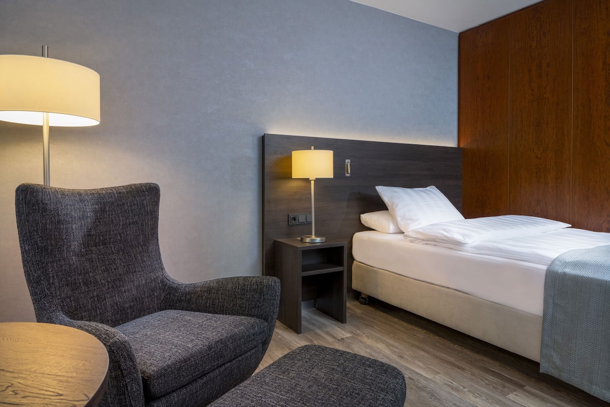 1 bedroom, hypo-allergenic bedding, in-room safe, desk