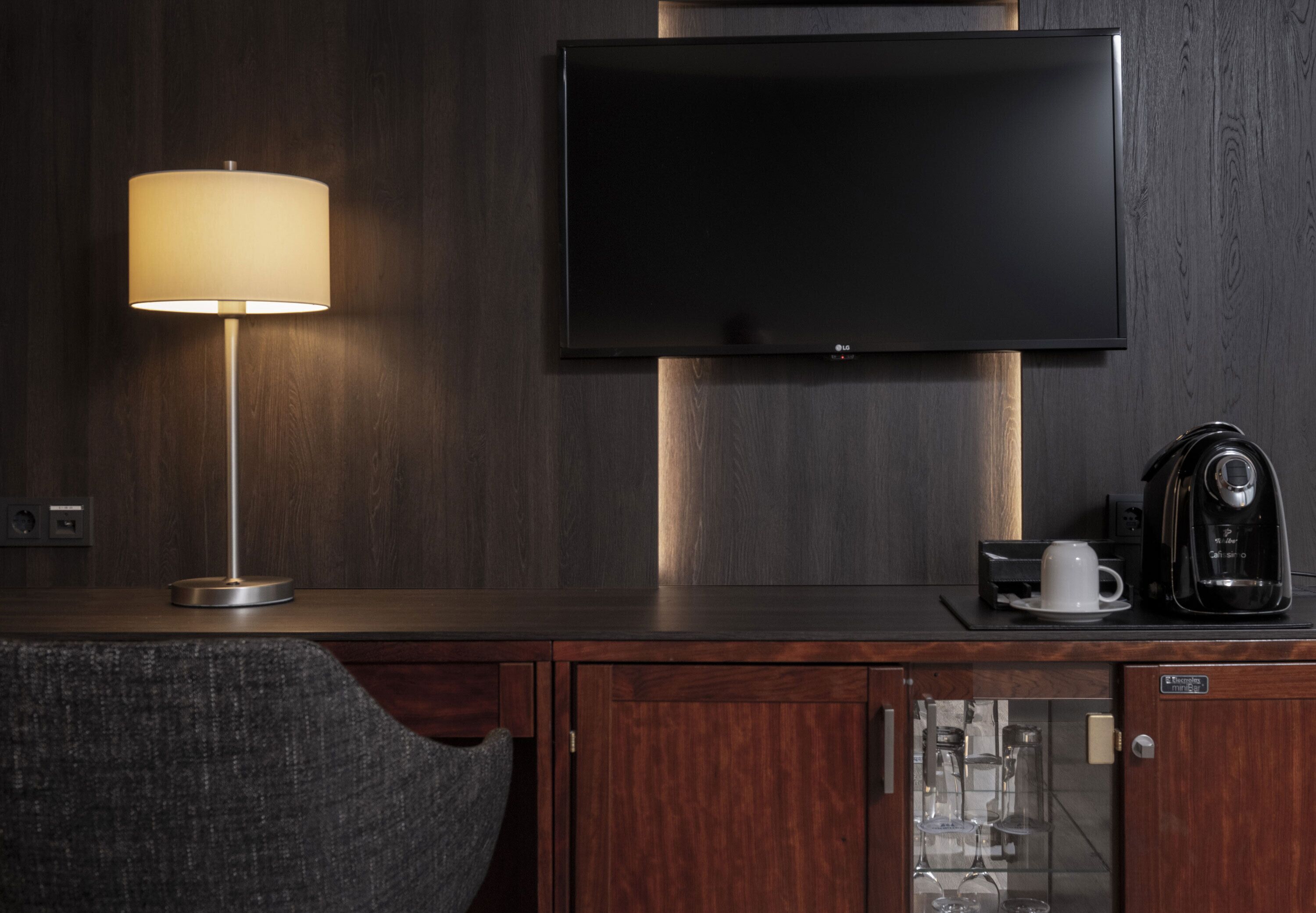 hypo-allergenic bedding, in-room safe, desk, blackout curtains