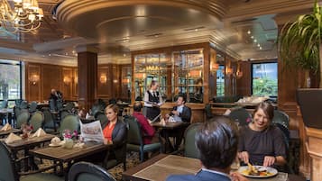 Un ristorante con diversi tavoli, sedie e un'area bar.