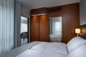 Hypo-allergenic bedding, in-room safe, desk, blackout curtains - Maritim Hotel Bremen (Bremen)