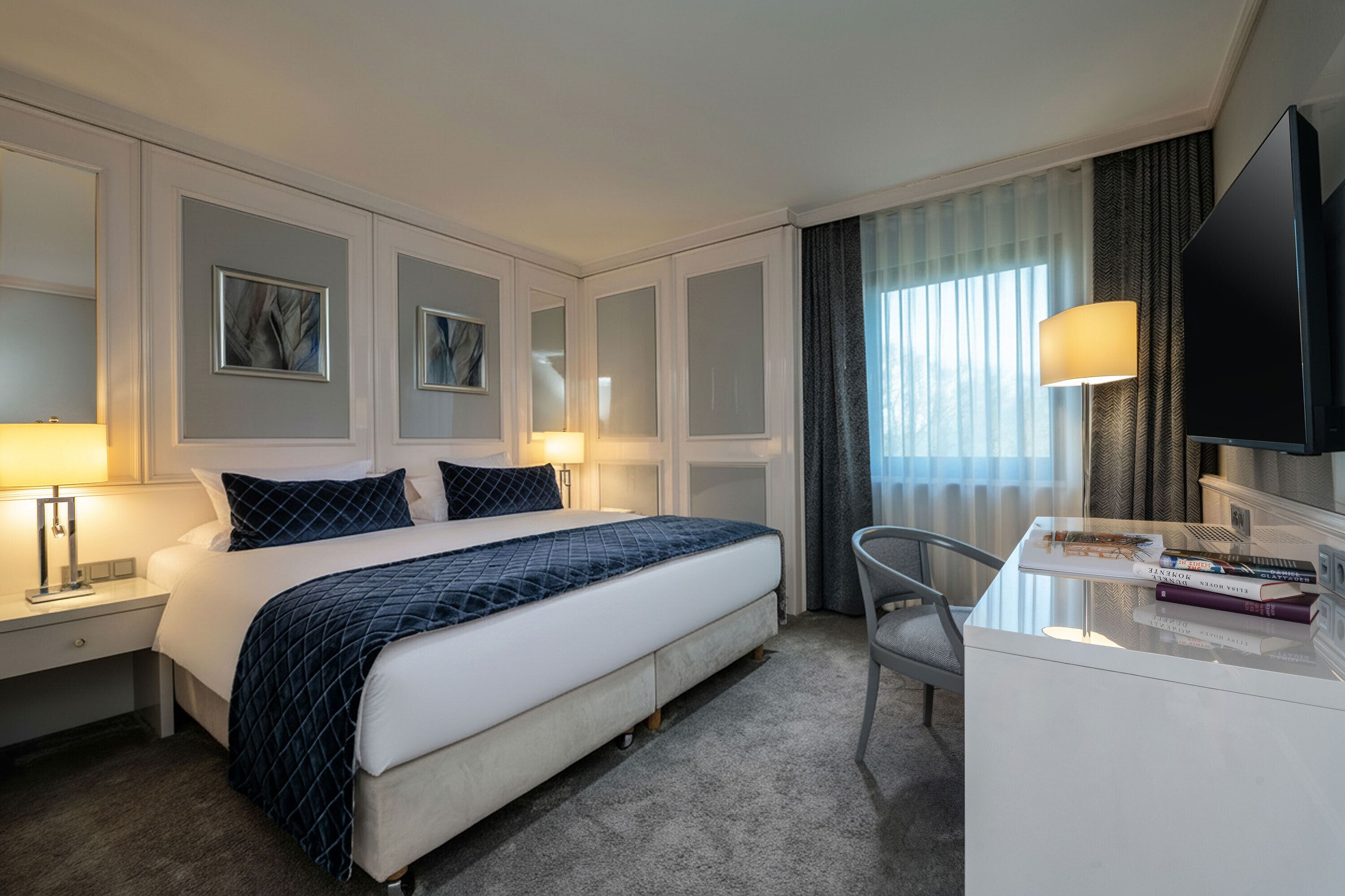 Presidential Suite | Hypo-allergenic bedding, in-room safe, desk, blackout curtains