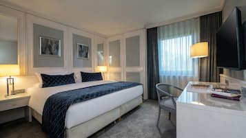 Presidential Suite | Hypo-allergenic bedding, in-room safe, desk, blackout curtains