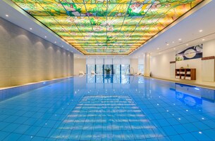 Piscina coperta, lettini