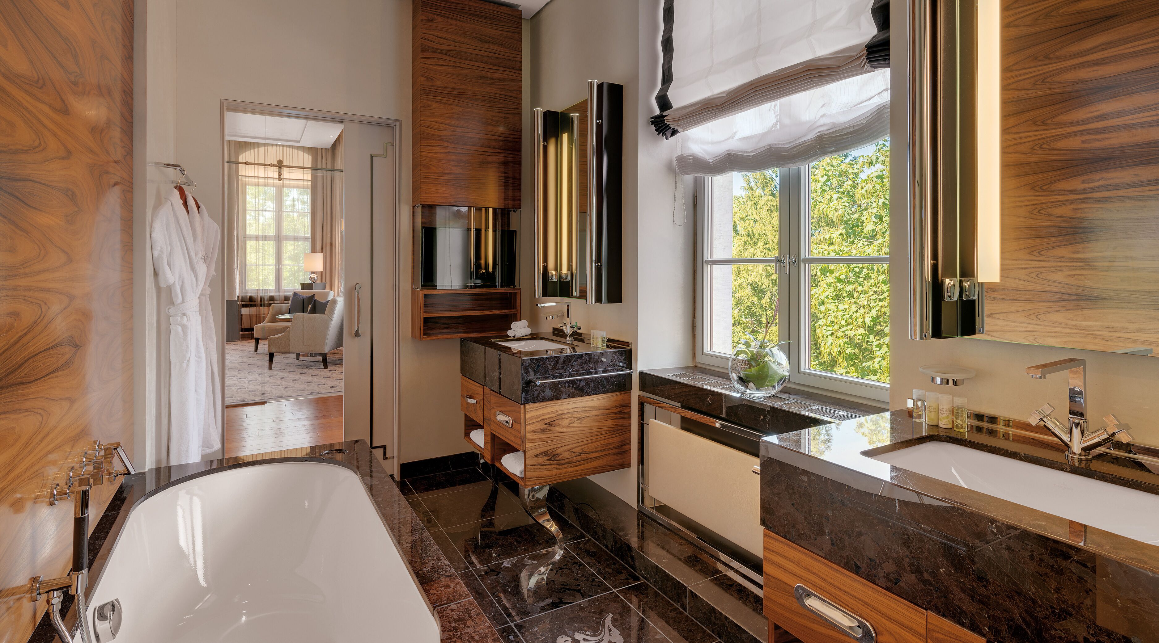 deluxe junior suite | bathroom | combined shower/bathtub, free toiletries, hair dryer, bathrobes