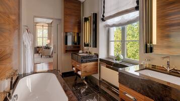 Suite – junior (Deluxe) | Bad | Kombinert dusj/badekar, toalettartikler (inkludert) og hårføner