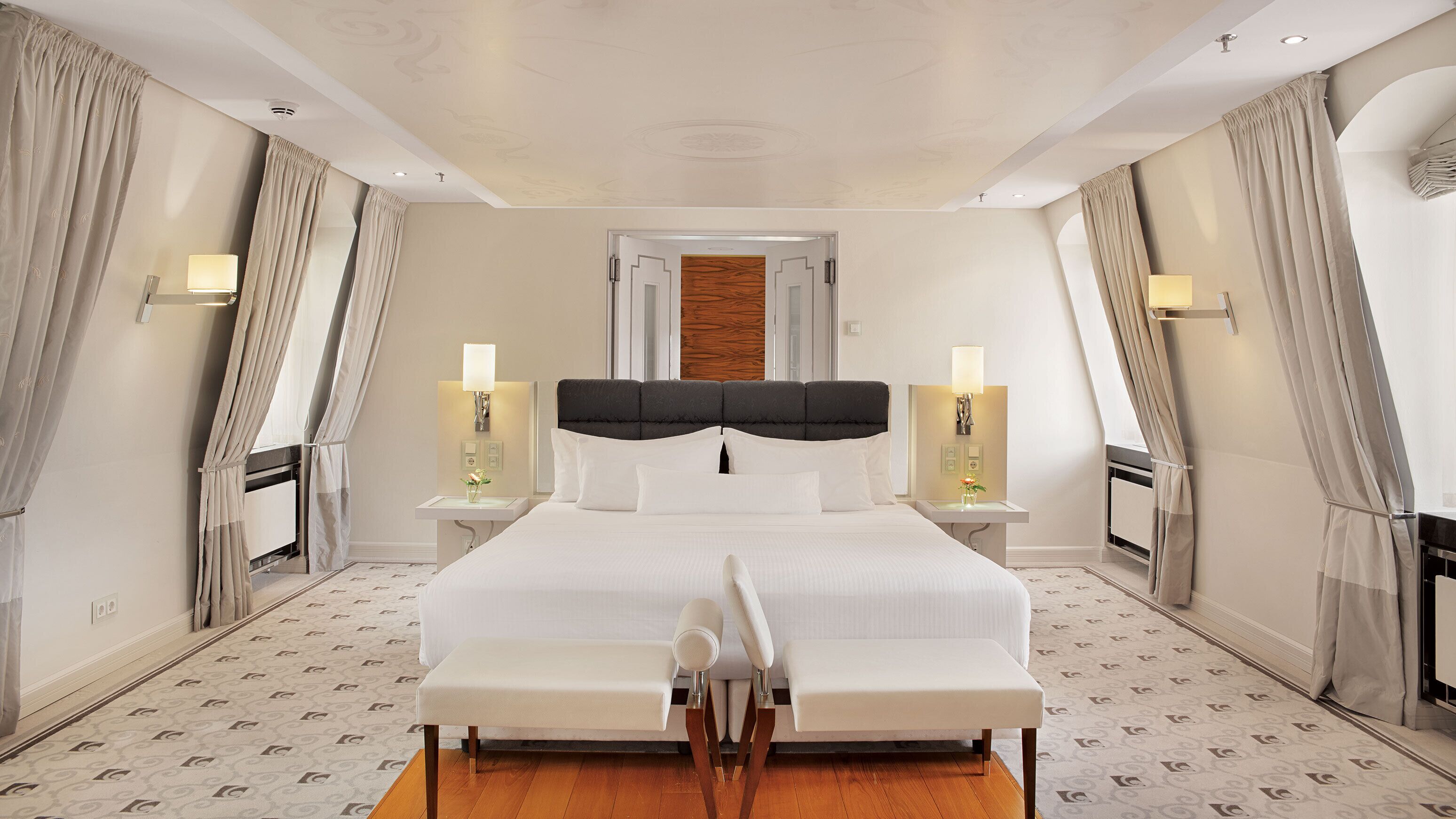 Roupas de cama premium, cofres nos quartos, individualmente decorados