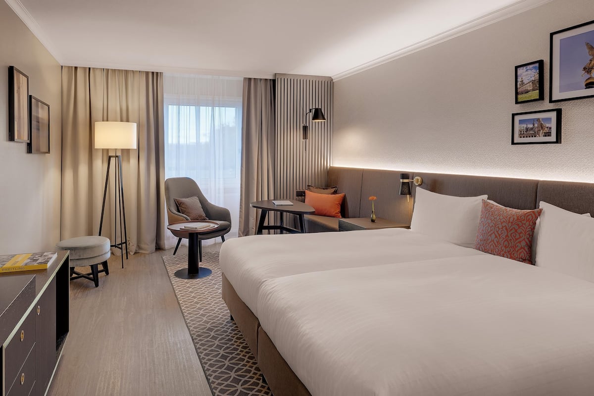 Superior-huone | Ylelliset vuodevaatteet, tallelokero huoneessa