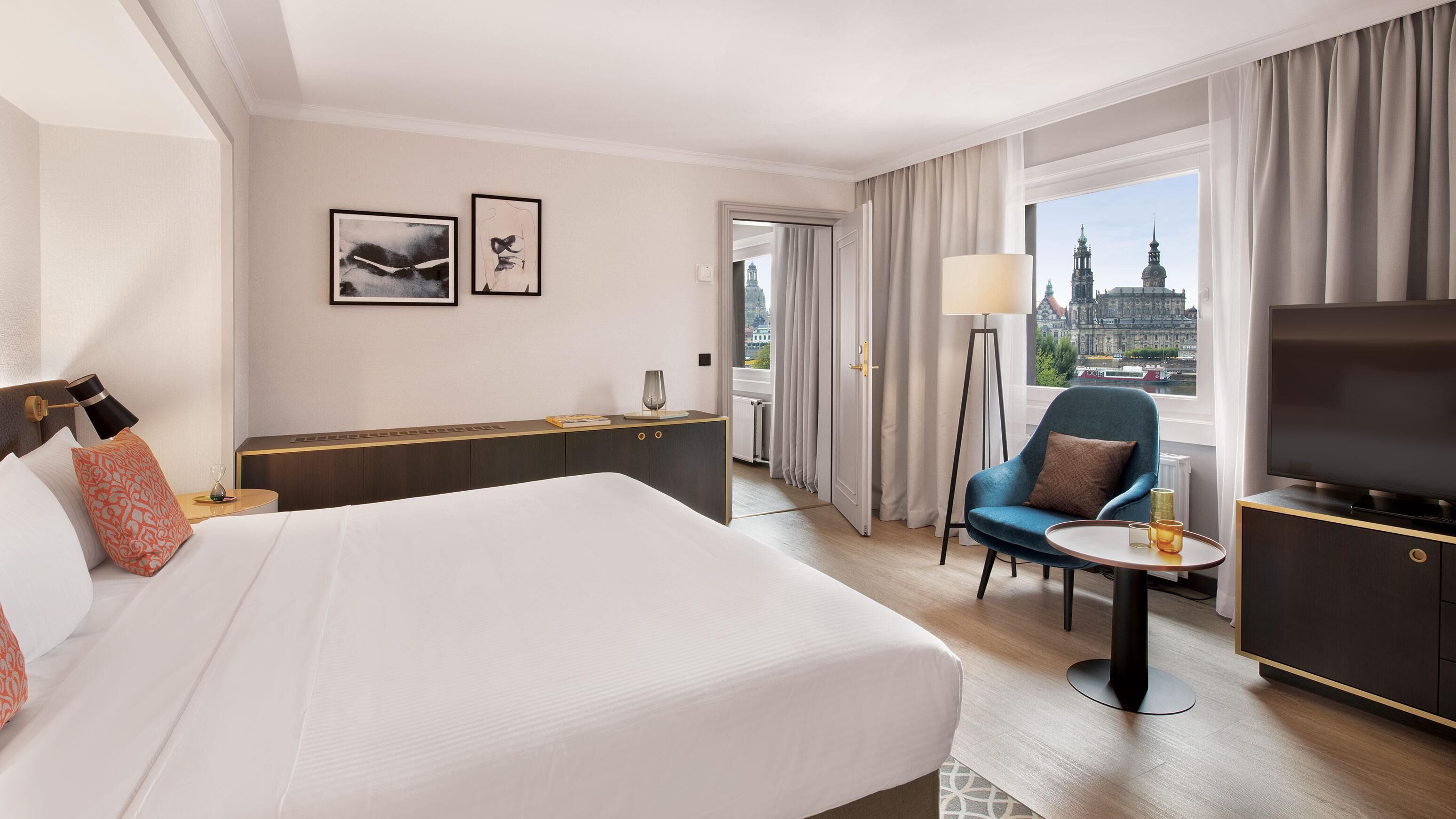 Comfort-sviitti (Bellevue) | Ylelliset vuodevaatteet, tallelokero huoneessa