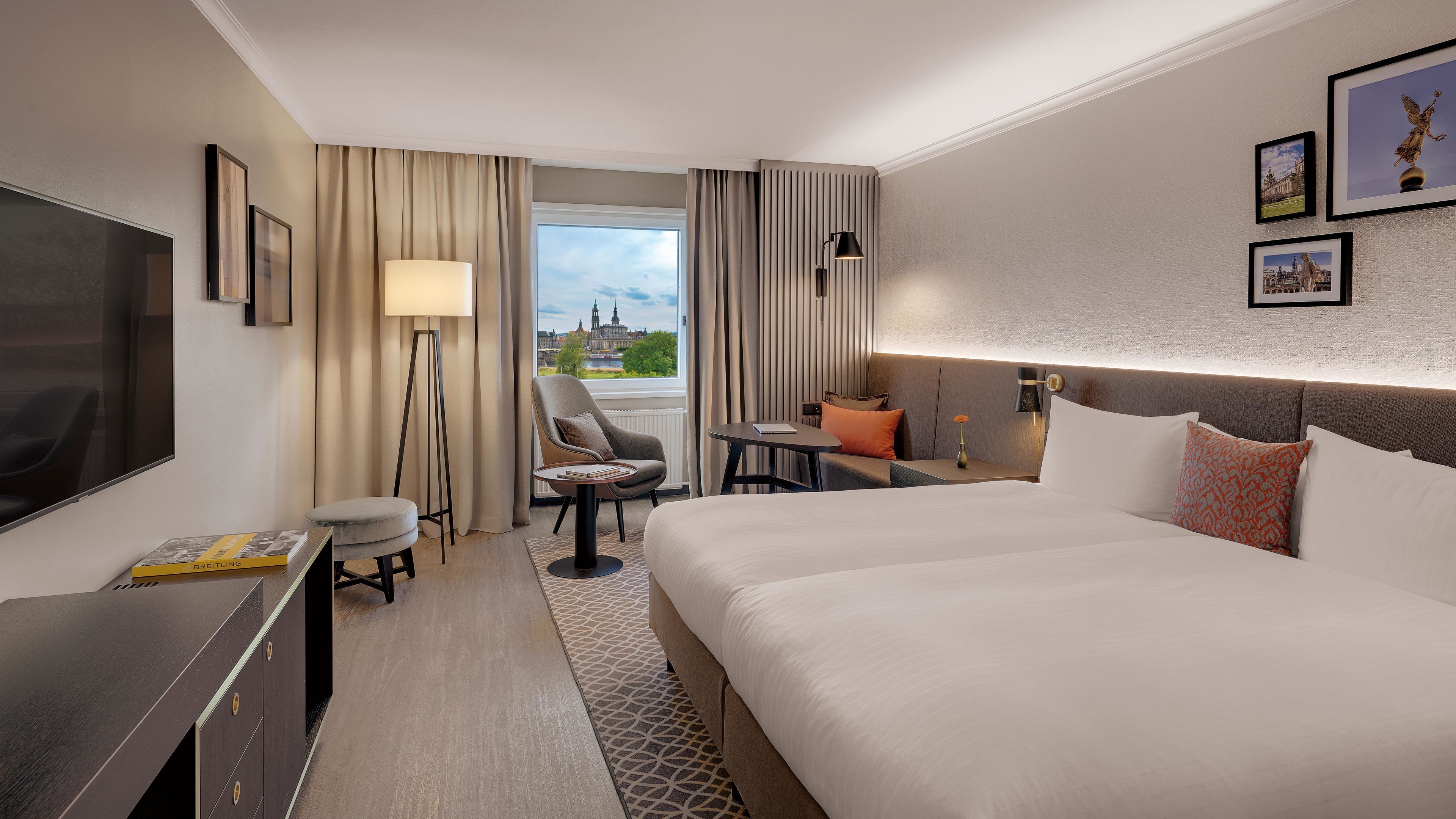 Huone (Bellevue) | Ylelliset vuodevaatteet, tallelokero huoneessa