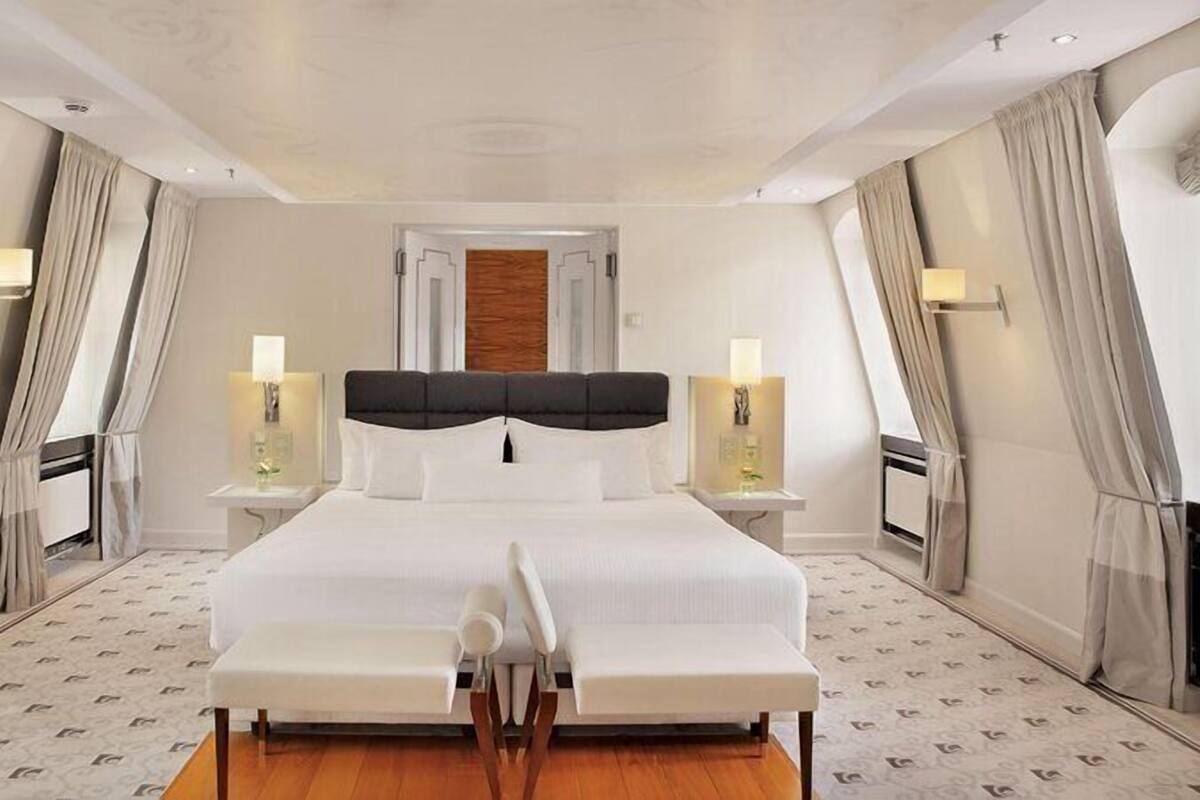 Deluxe Suite | Premium bedding, in-room safe, desk, soundproofing