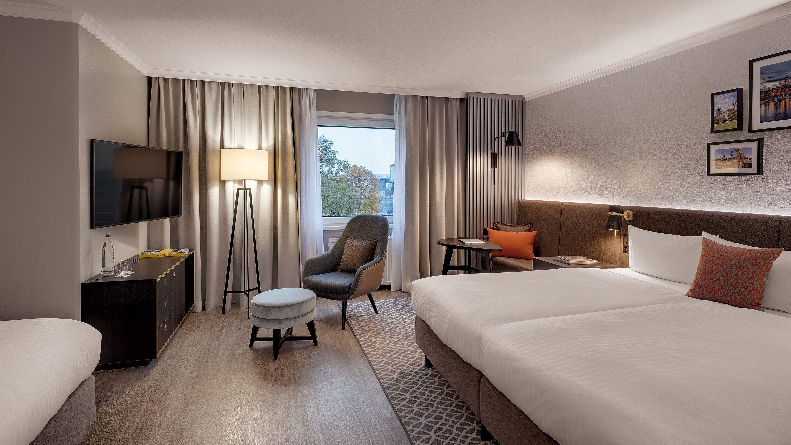 Roupas de cama premium, cofres nos quartos, individualmente decorados