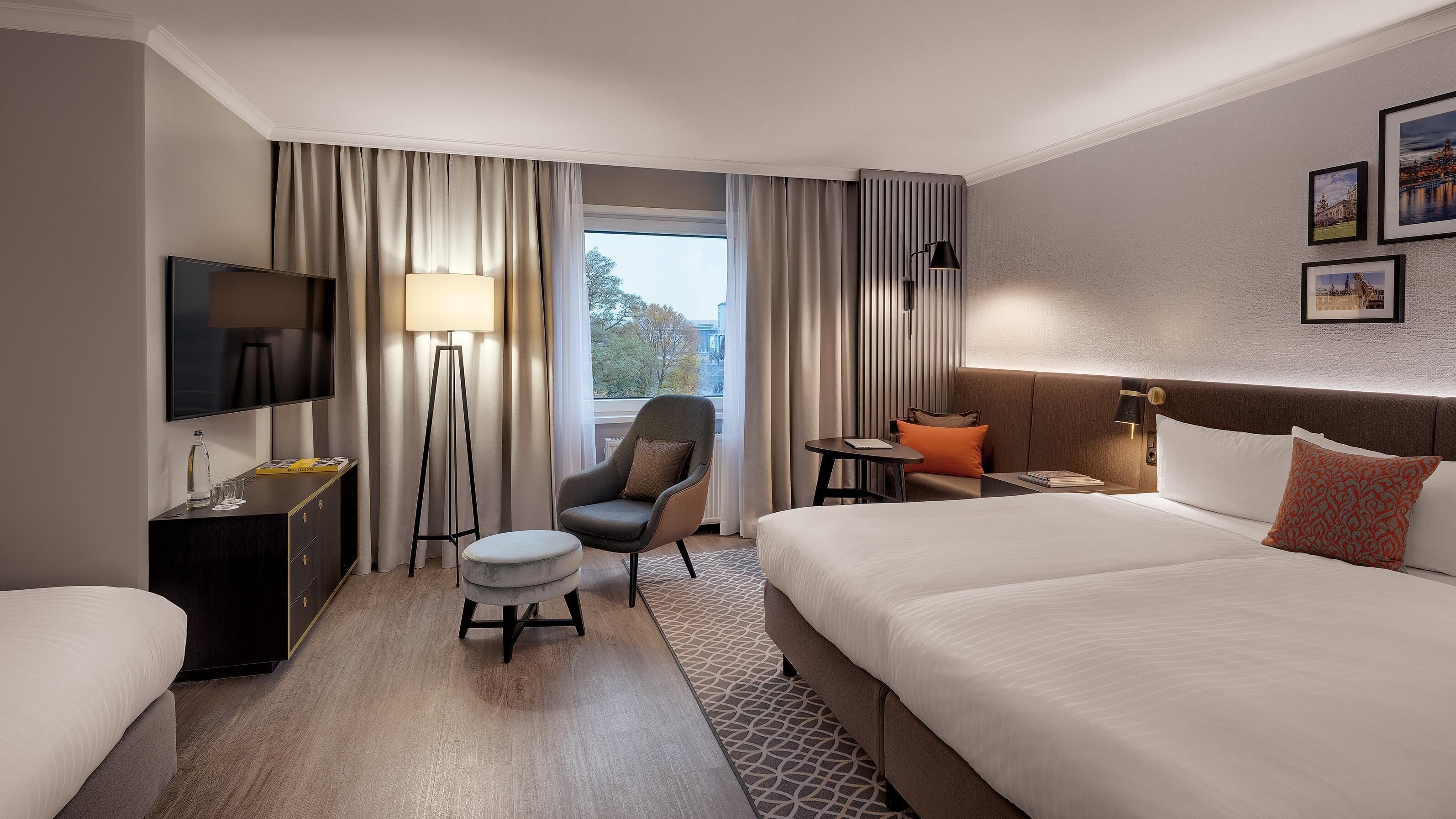 Superior-huone (Family) | Ylelliset vuodevaatteet, tallelokero huoneessa