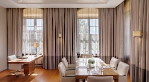 A conference room with a long table, chairs, and curtains. - Bilderberg Bellevue Hotel Dresden (Dresden)