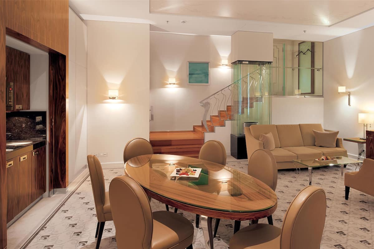 Deluxe Suite | 1 bedroom, premium bedding, minibar, in-room safe
