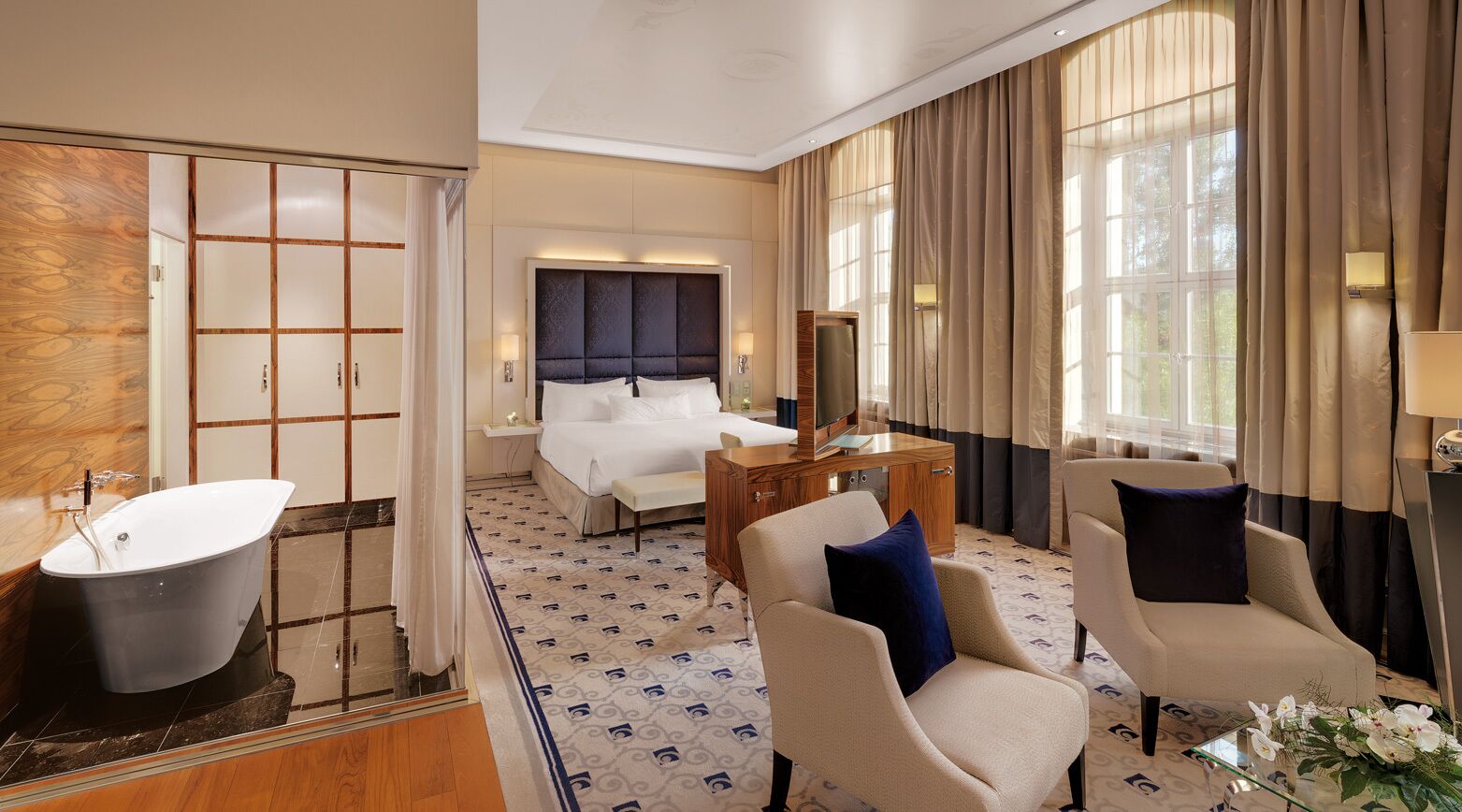 Roupas de cama premium, cofres nos quartos, individualmente decorados