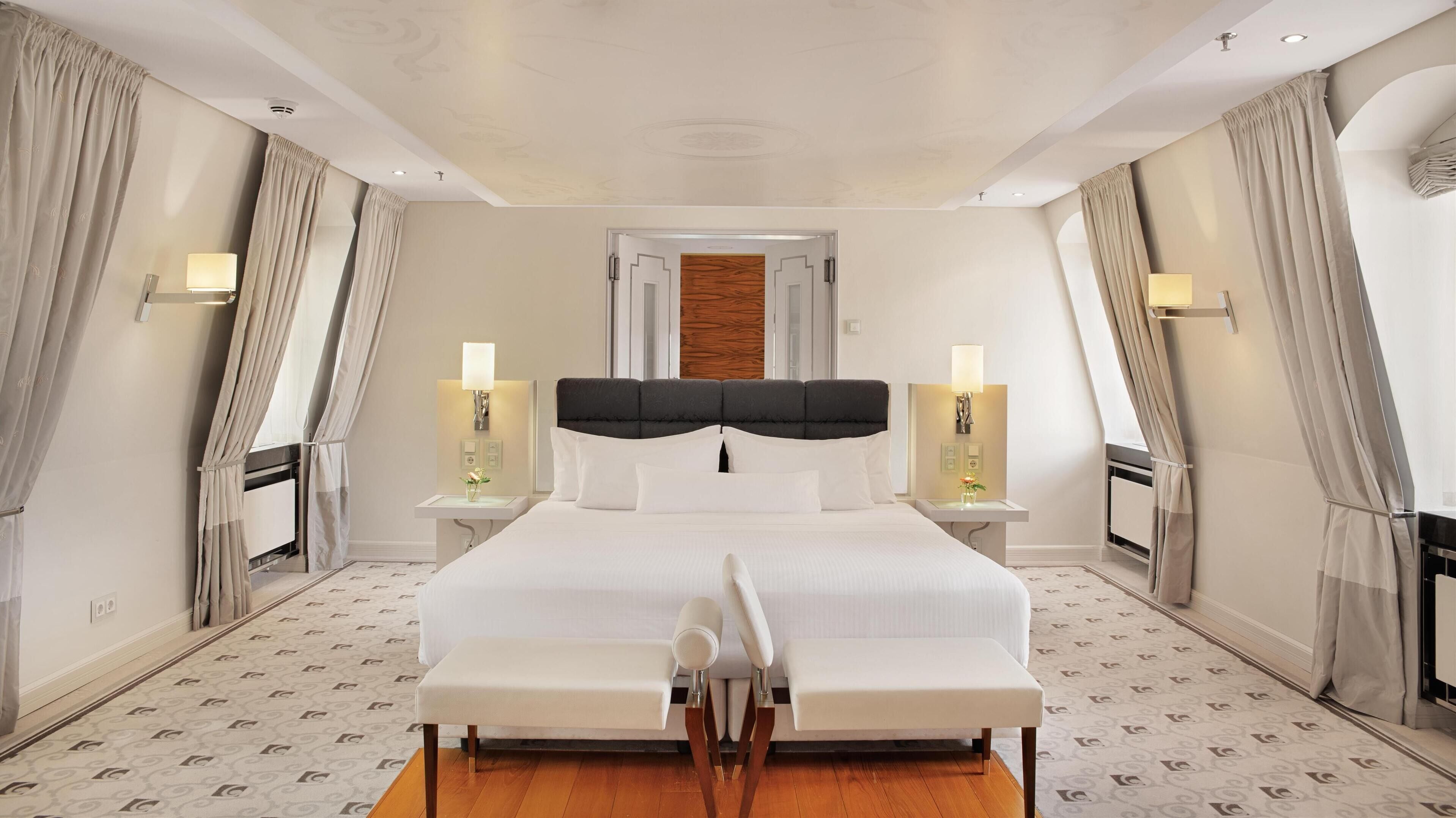 deluxe suite | 1 bedroom, premium bedding, minibar, in-room safe