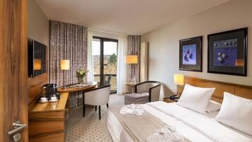 Hochwertige Bettwaren, Zimmersafe, Schreibtisch, Bügeleisen/Bügelbrett