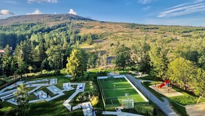 Un parc doté d’un court de tennis, d’une aire de jeux et de sentiers pédestres.