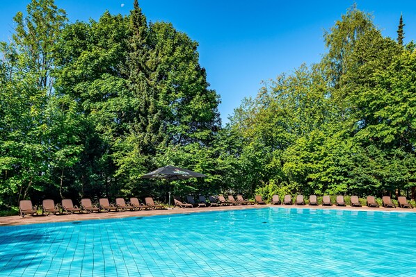 Piscine intérieure, piscine extérieure en saison, 7 h à 22 h, parasols