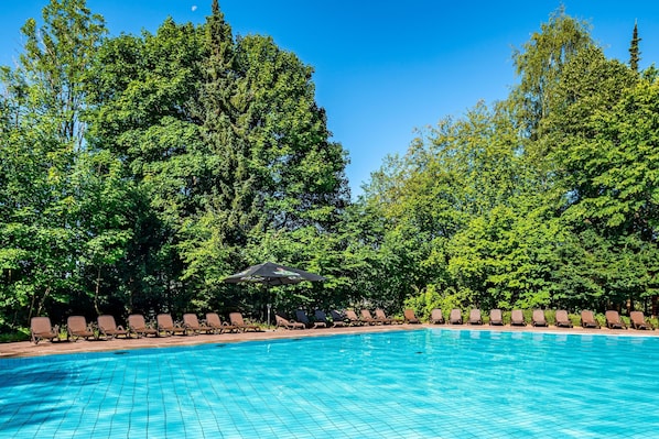 Piscine intérieure, piscine extérieure en saison, 7 h à 22 h, parasols