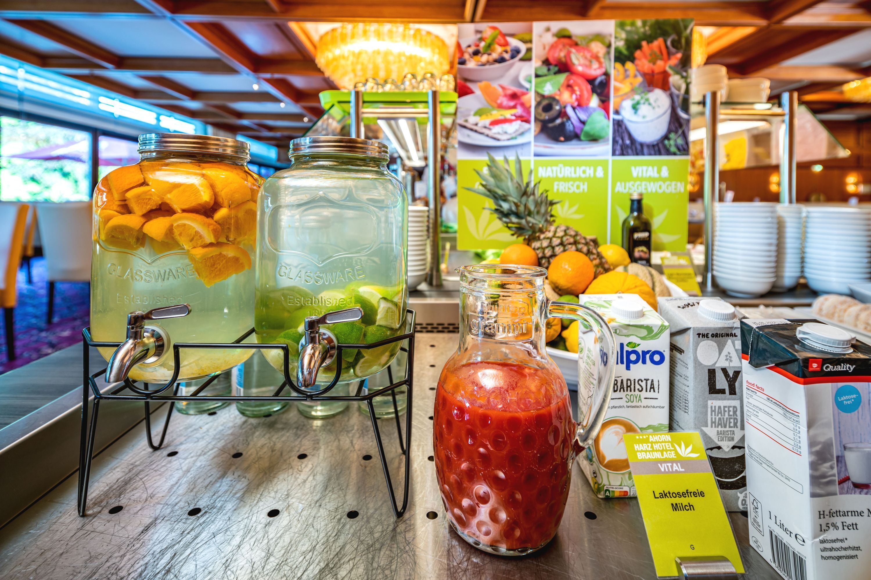 Un espace dédié aux boissons, avec un assortiment de breuvages et un panneau indiquant la présence de milkshakes.