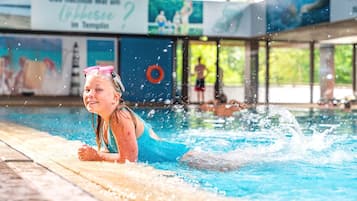 屋内プール、季節限定屋外プール、営業時間 7:00 ~ 22:00、プール パラソル、サンラウンジャー