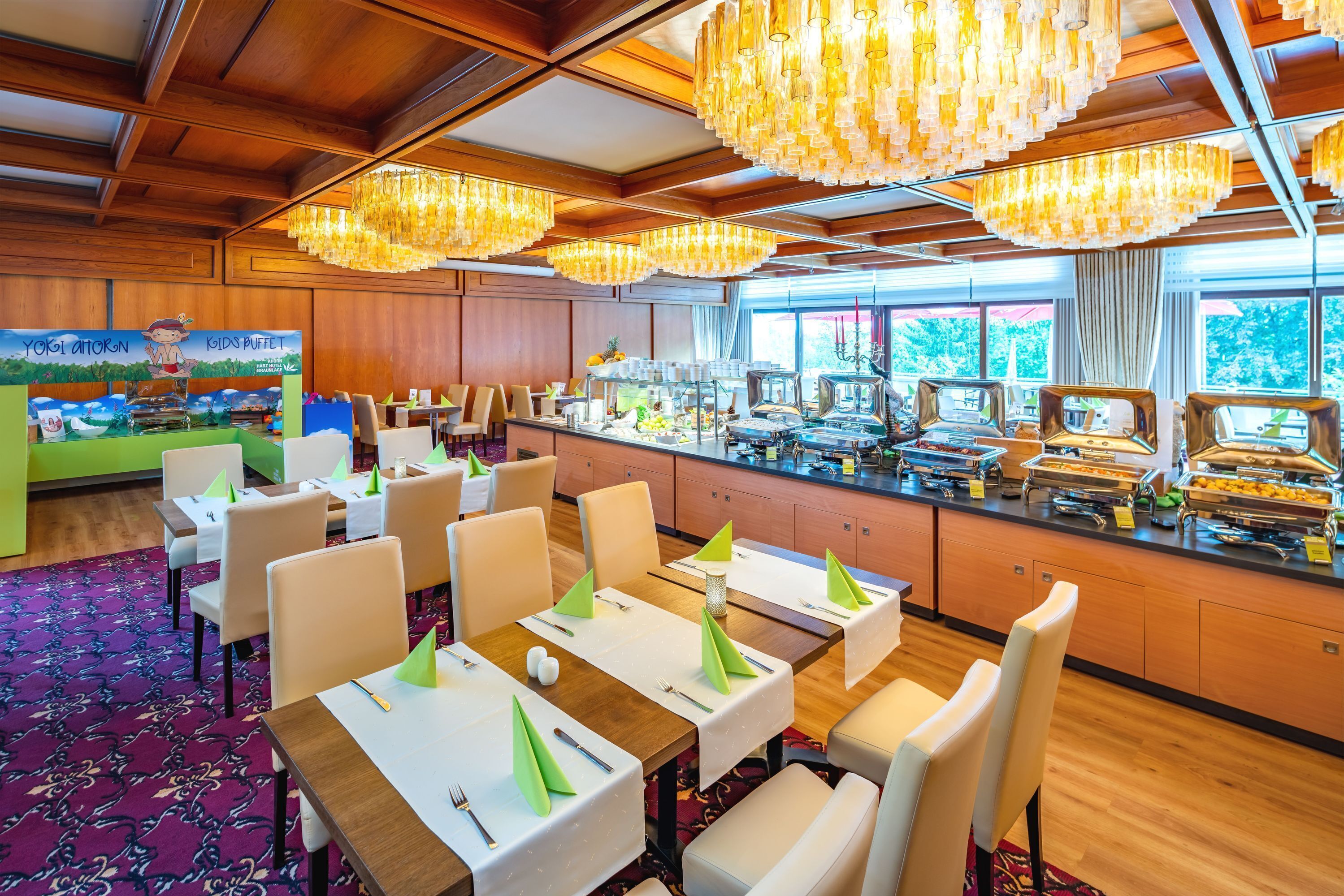 Un ristorante con rivestimenti in legno, lampadari e un'area buffet.