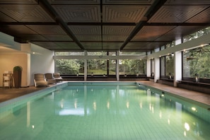 Inomhuspool och solstolar