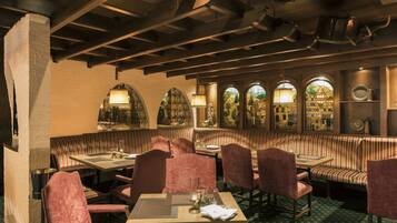 2 restaurants; breakfast, lunch and dinner served