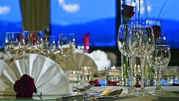 2 restaurants, breakfast, lunch, dinner served; Regional cuisine