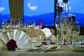 2 restaurants, breakfast, lunch, dinner served; Regional cuisine