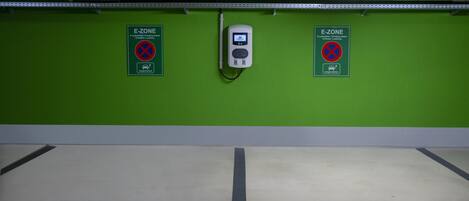 Electric vehicle charging station