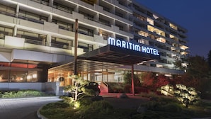 Een meerhoog hotel met een opvallend bord waarop 