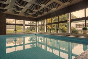 Indoor pool, pool loungers