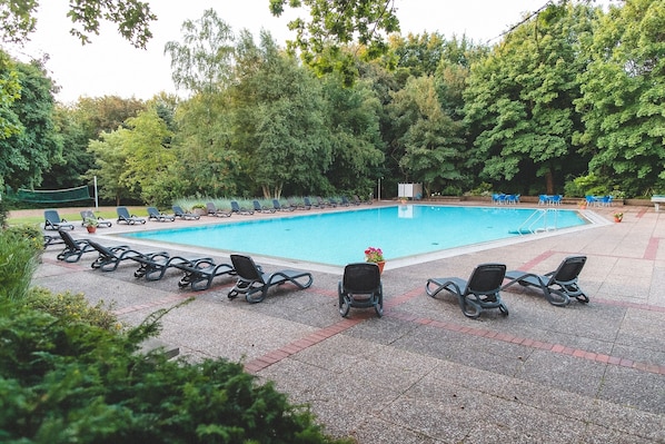 Indoor pool, seasonal outdoor pool, sun loungers