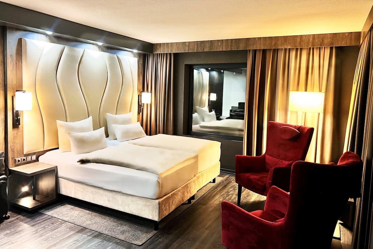 Premium Comfort Room with Forest View | Hypo-allergenic bedding, in-room safe, individually decorated, desk
