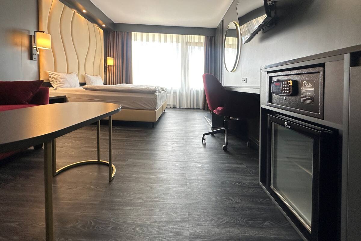 Comfort Apartment with a View of the Forest | 防敏寢具、房內夾萬、書桌、手提電腦工作空間