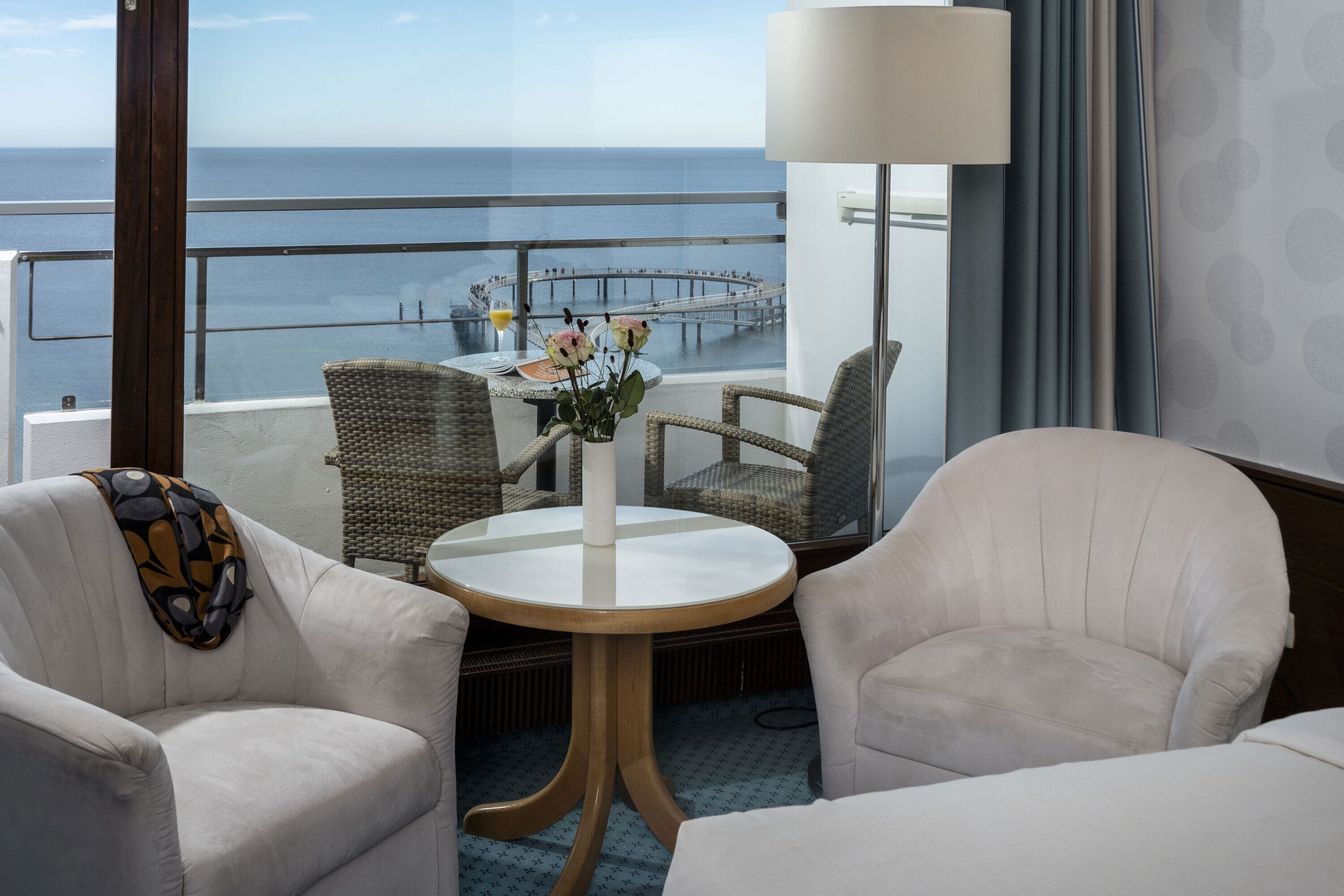 Bộ đồ giường kháng dị ứng, két bảo mật tại phòng, bàn, màn/rèm cản sáng 