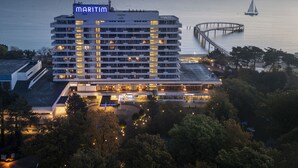 A high-rise hotel with a prominent 'Maritim' sign, featuring multiple floors with balconies, a waterfront view, and a connected bridge. - Maritim Seehotel Timmendorfer Strand (Timmendorfer Strand)