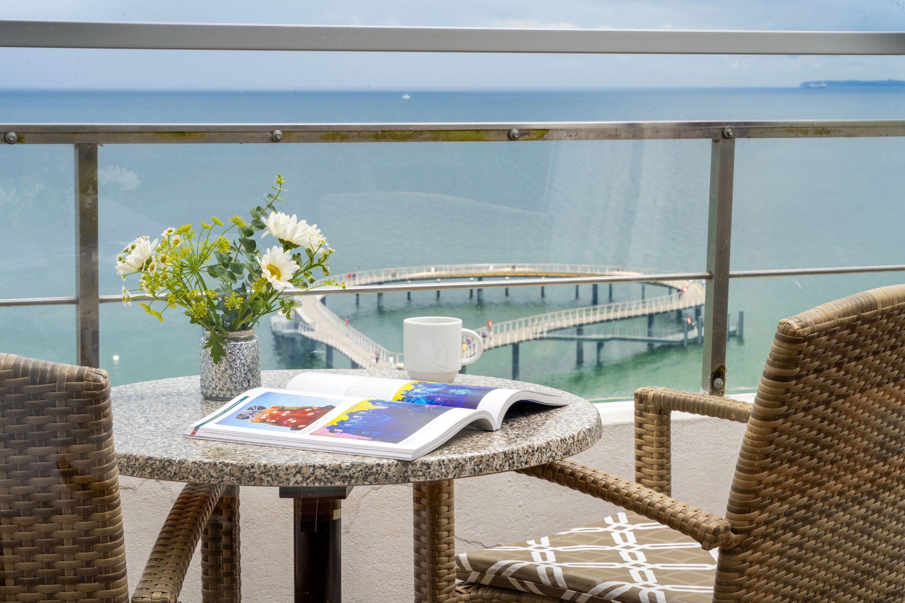 Ropa de cama hipoalergénica y caja de seguridad en la habitación 