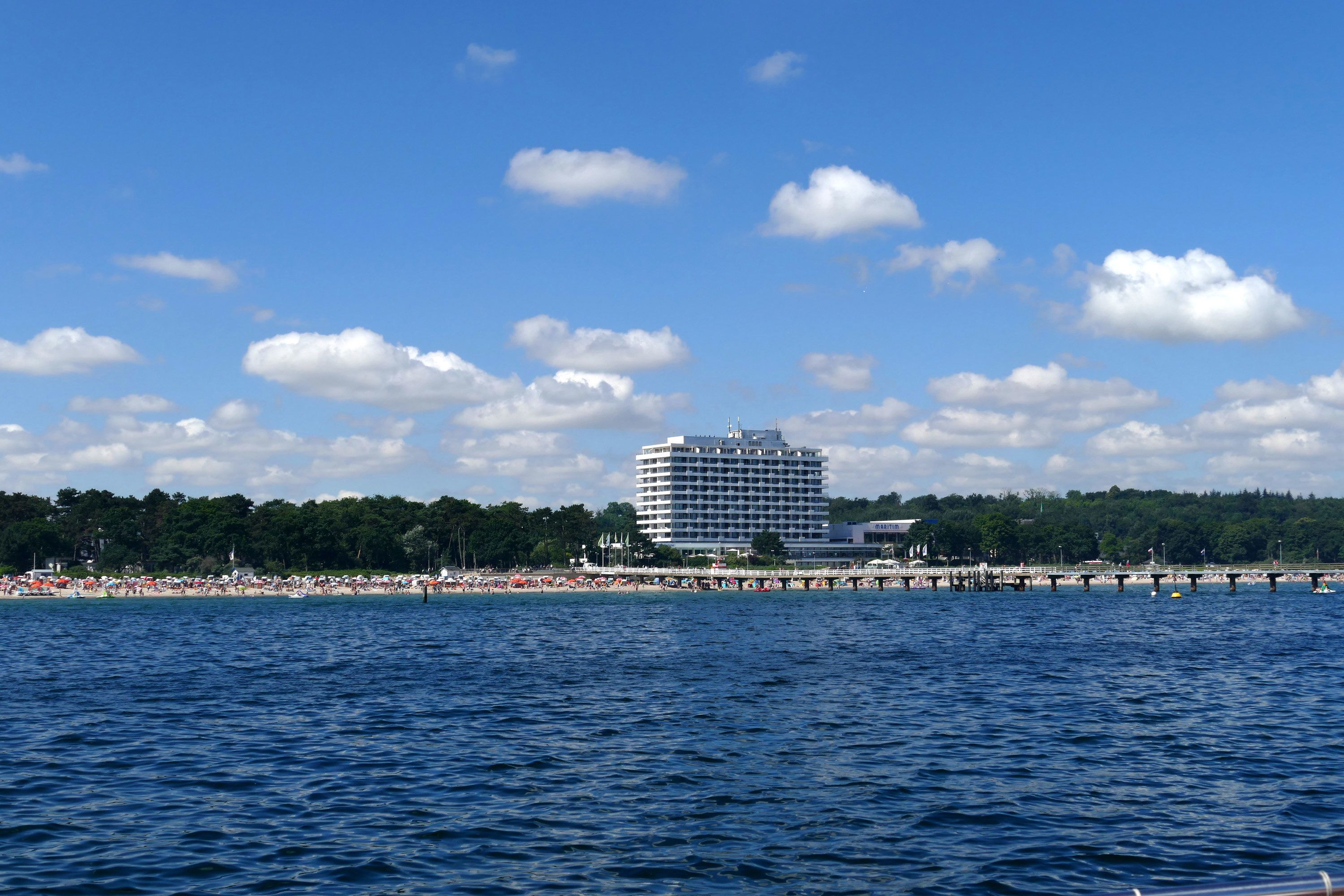 Ein großes Hotel am Wasser mit einer Mole, die ins Meer ragt.