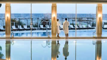 Inomhuspool, utomhuspool, parasoller och solstolar