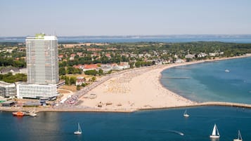 Aan het strand, wit zand